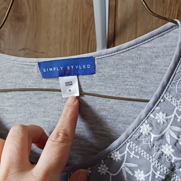 Simply Styled By Sears Floral Embroidered Mesh Overlay Top Size M… - Picture 5 of 6